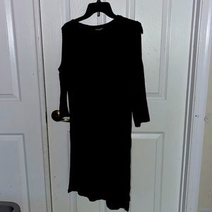 Sexy black dress with a medium slit on both sides. Perfect to pair with a belt!